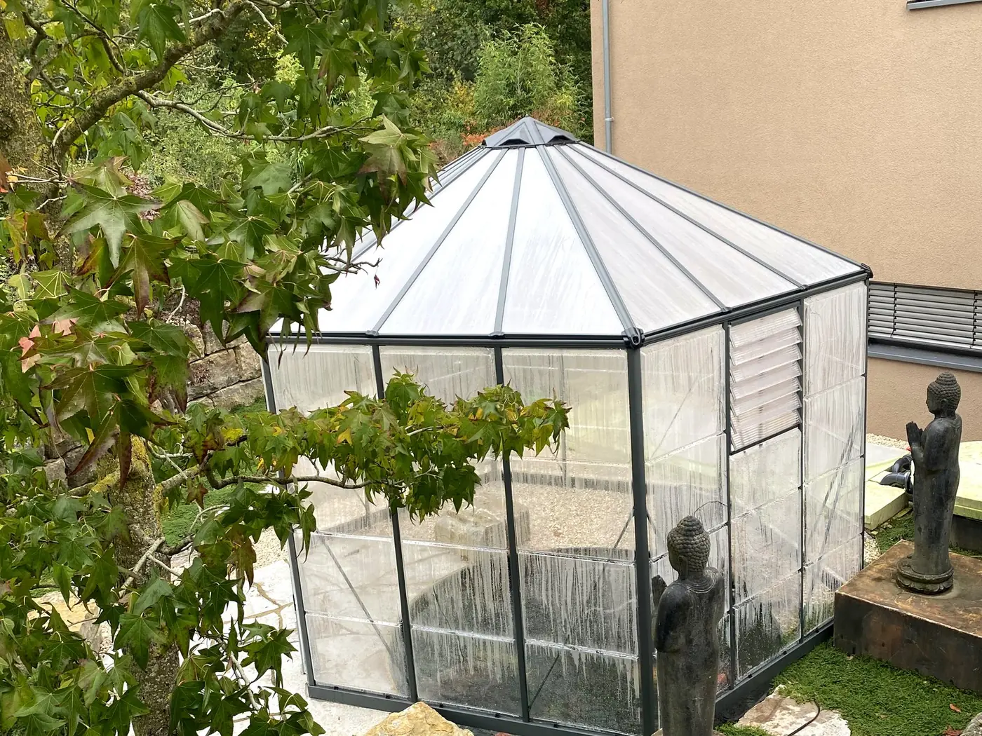 Gläsernes Hälterungshaus im Garten von Koiya